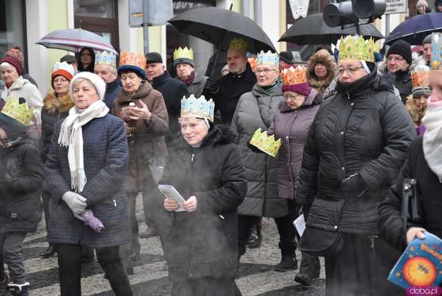 [WIDEO, FOTO] Uroczysty przemarsz, modlitwa i wspólne kolędowanie. Orszak Trzech Króli przeszedł ulicami Strzegomia