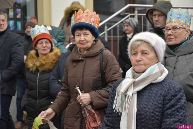 [WIDEO, FOTO] Uroczysty przemarsz, modlitwa i wspólne kolędowanie. Orszak Trzech Króli przeszedł ulicami Strzegomia