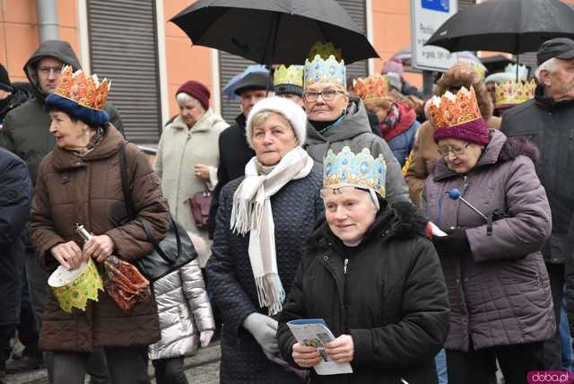 [WIDEO, FOTO] Uroczysty przemarsz, modlitwa i wspólne kolędowanie. Orszak Trzech Króli przeszedł ulicami Strzegomia