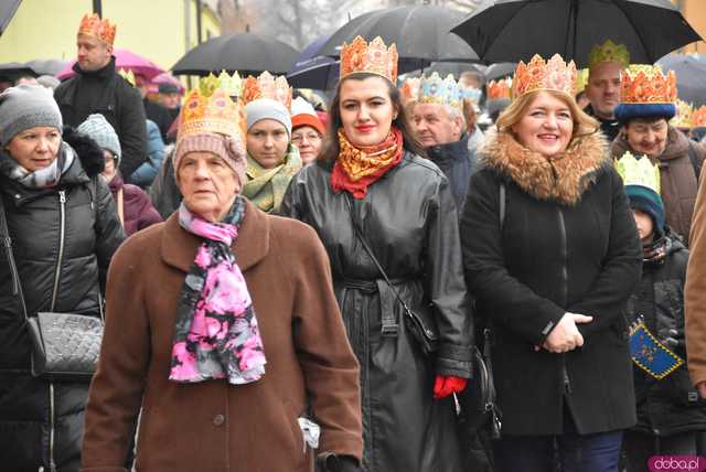 [WIDEO, FOTO] Uroczysty przemarsz, modlitwa i wspólne kolędowanie. Orszak Trzech Króli przeszedł ulicami Strzegomia