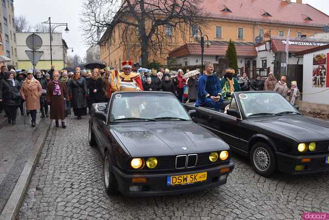 [WIDEO, FOTO] Uroczysty przemarsz, modlitwa i wspólne kolędowanie. Orszak Trzech Króli przeszedł ulicami Strzegomia