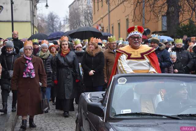 [WIDEO, FOTO] Uroczysty przemarsz, modlitwa i wspólne kolędowanie. Orszak Trzech Króli przeszedł ulicami Strzegomia