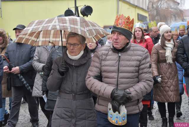 [WIDEO, FOTO] Uroczysty przemarsz, modlitwa i wspólne kolędowanie. Orszak Trzech Króli przeszedł ulicami Strzegomia