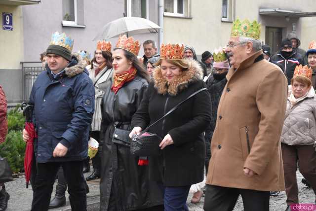 [WIDEO, FOTO] Uroczysty przemarsz, modlitwa i wspólne kolędowanie. Orszak Trzech Króli przeszedł ulicami Strzegomia