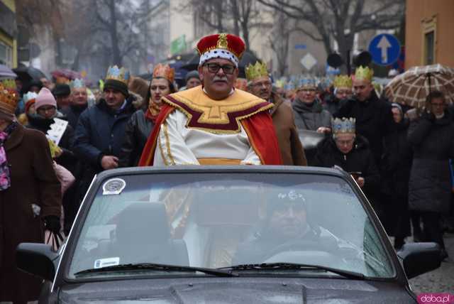 [WIDEO, FOTO] Uroczysty przemarsz, modlitwa i wspólne kolędowanie. Orszak Trzech Króli przeszedł ulicami Strzegomia