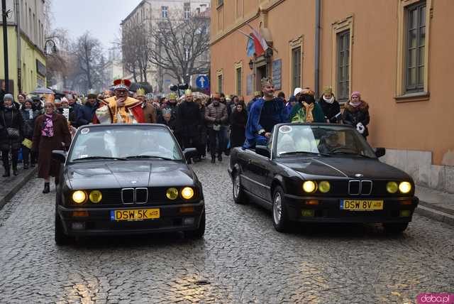 [WIDEO, FOTO] Uroczysty przemarsz, modlitwa i wspólne kolędowanie. Orszak Trzech Króli przeszedł ulicami Strzegomia