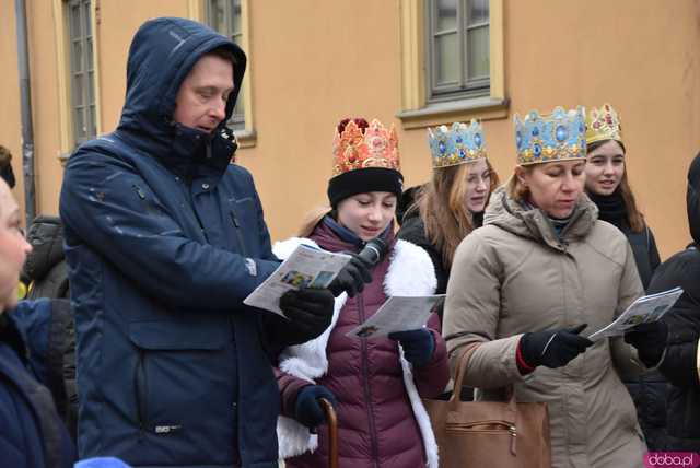 [WIDEO, FOTO] Uroczysty przemarsz, modlitwa i wspólne kolędowanie. Orszak Trzech Króli przeszedł ulicami Strzegomia