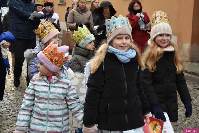 [WIDEO, FOTO] Uroczysty przemarsz, modlitwa i wspólne kolędowanie. Orszak Trzech Króli przeszedł ulicami Strzegomia