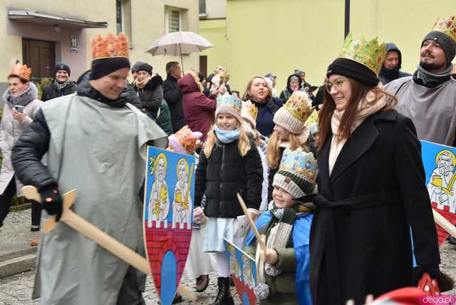 [WIDEO, FOTO] Uroczysty przemarsz, modlitwa i wspólne kolędowanie. Orszak Trzech Króli przeszedł ulicami Strzegomia