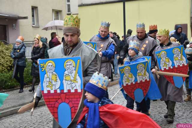 [WIDEO, FOTO] Uroczysty przemarsz, modlitwa i wspólne kolędowanie. Orszak Trzech Króli przeszedł ulicami Strzegomia