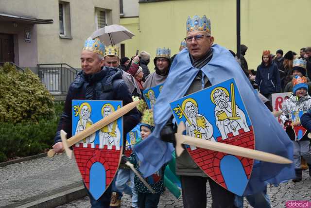 [WIDEO, FOTO] Uroczysty przemarsz, modlitwa i wspólne kolędowanie. Orszak Trzech Króli przeszedł ulicami Strzegomia