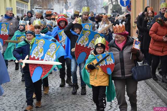 [WIDEO, FOTO] Uroczysty przemarsz, modlitwa i wspólne kolędowanie. Orszak Trzech Króli przeszedł ulicami Strzegomia