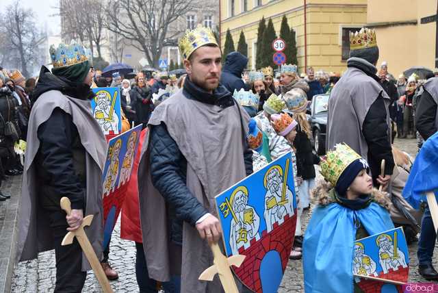 [WIDEO, FOTO] Uroczysty przemarsz, modlitwa i wspólne kolędowanie. Orszak Trzech Króli przeszedł ulicami Strzegomia