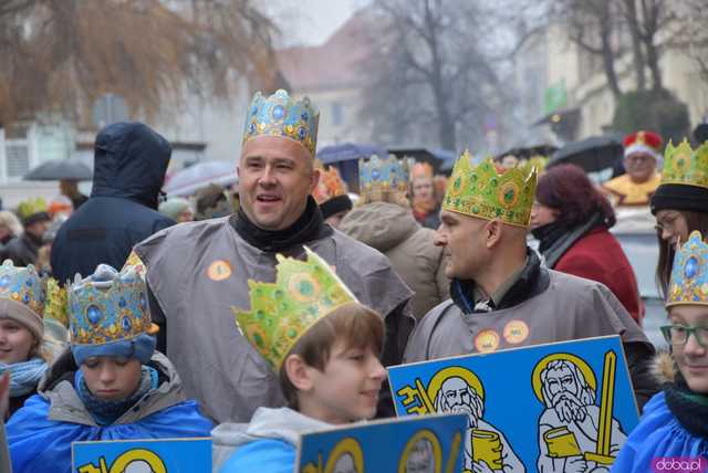 [WIDEO, FOTO] Uroczysty przemarsz, modlitwa i wspólne kolędowanie. Orszak Trzech Króli przeszedł ulicami Strzegomia