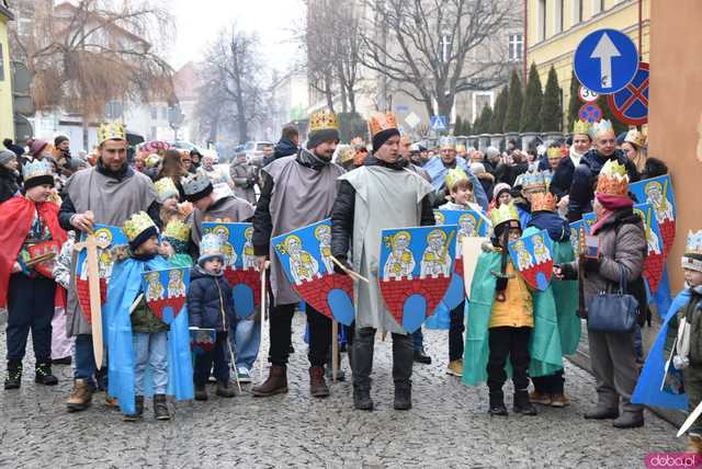 [WIDEO, FOTO] Uroczysty przemarsz, modlitwa i wspólne kolędowanie. Orszak Trzech Króli przeszedł ulicami Strzegomia