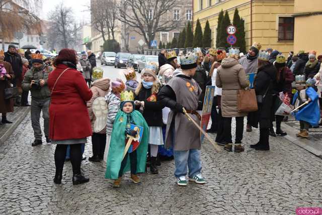 [WIDEO, FOTO] Uroczysty przemarsz, modlitwa i wspólne kolędowanie. Orszak Trzech Króli przeszedł ulicami Strzegomia