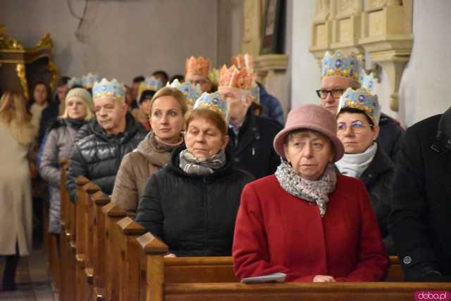 [WIDEO, FOTO] Uroczysty przemarsz, modlitwa i wspólne kolędowanie. Orszak Trzech Króli przeszedł ulicami Strzegomia