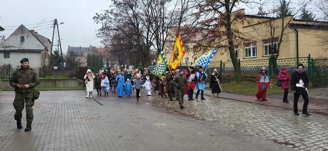 [FOTO] Orszak Trzech Króli przeszedł przez Jaroszów