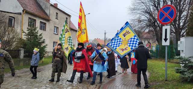 [FOTO] Orszak Trzech Króli przeszedł przez Jaroszów