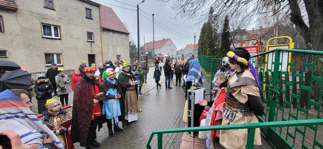 [FOTO] Orszak Trzech Króli przeszedł przez Jaroszów