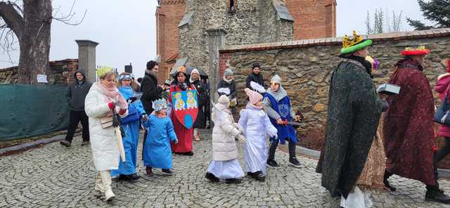 [FOTO] Orszak Trzech Króli przeszedł przez Jaroszów