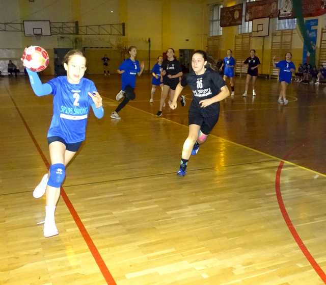 [FOTO] Młode szczypiornistki rywalizowały w zawodach międzyszkolnych