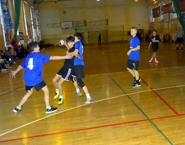 [FOTO] Chłopcy z klas 7-8 rywalizowali w turnieju piłki ręcznej
