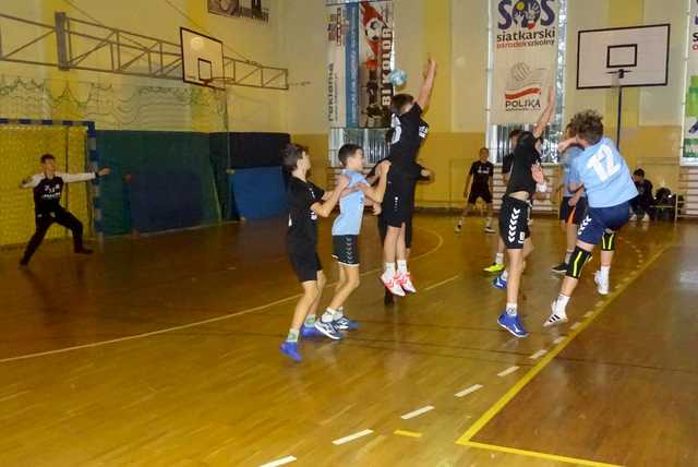 [FOTO] Chłopcy z klas 7-8 rywalizowali w turnieju piłki ręcznej