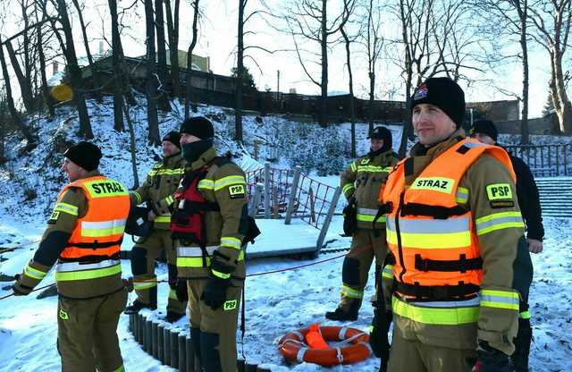 [FOTO] Strażacy ćwiczą na zamarzniętym stawie. Przypominają o zasadach bezpieczeństwa