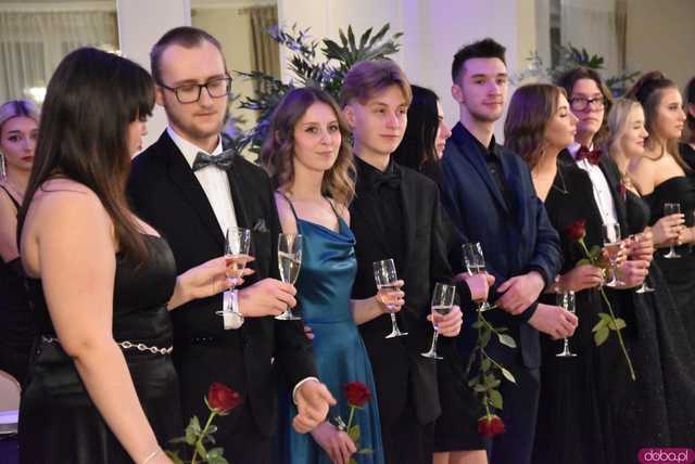 [FOTO] Ten wieczór zapamiętają na długo! Studniówka maturzystów ze strzegomskiego LO