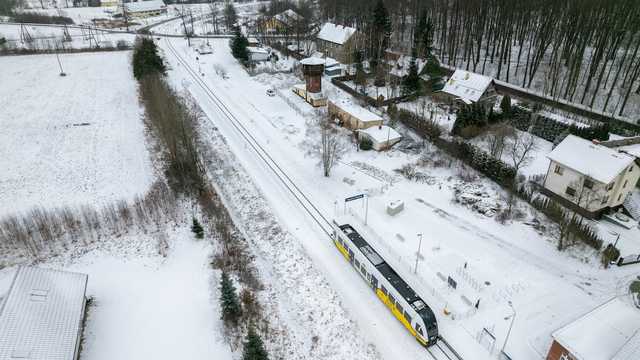 [WIDEO] Zobaczcie przejazd pociągu na trasie Świdnica-Jedlina Zdrój z lotu ptaka. Widoki robią wrażenie!