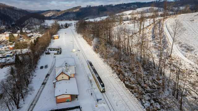 [WIDEO] Zobaczcie przejazd pociągu na trasie Świdnica-Jedlina Zdrój z lotu ptaka. Widoki robią wrażenie!
