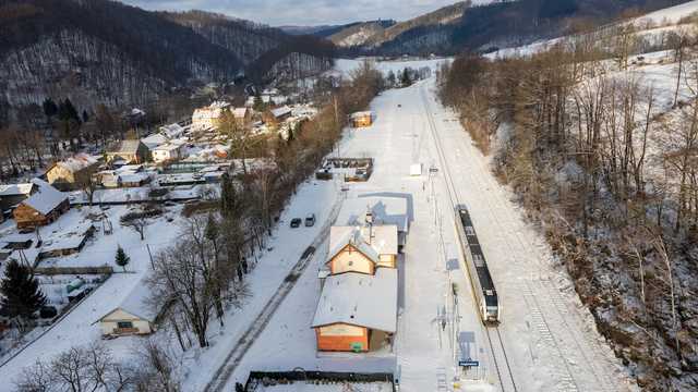 [WIDEO] Zobaczcie przejazd pociągu na trasie Świdnica-Jedlina Zdrój z lotu ptaka. Widoki robią wrażenie!