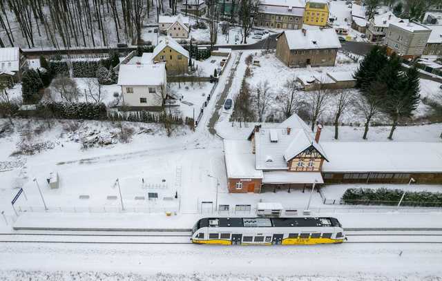 [WIDEO] Zobaczcie przejazd pociągu na trasie Świdnica-Jedlina Zdrój z lotu ptaka. Widoki robią wrażenie!