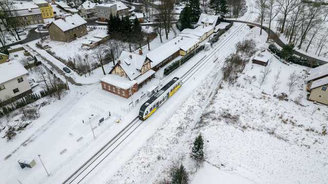 [WIDEO] Zobaczcie przejazd pociągu na trasie Świdnica-Jedlina Zdrój z lotu ptaka. Widoki robią wrażenie!