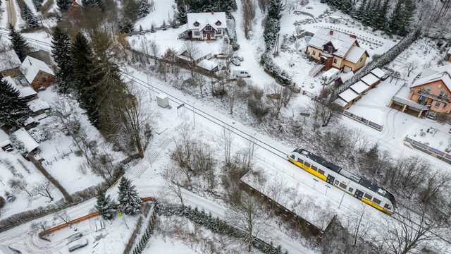 [WIDEO] Zobaczcie przejazd pociągu na trasie Świdnica-Jedlina Zdrój z lotu ptaka. Widoki robią wrażenie!