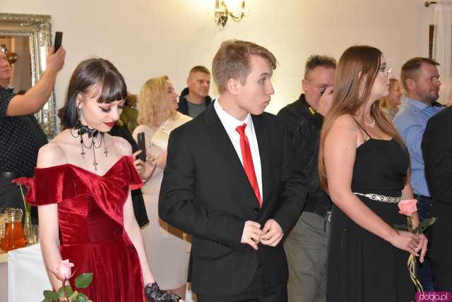 [FOTO] Magiczna noc pełna elegancji i uroku. Maturzyści z Zespołu Szkół w Strzegomiu bawili się na balu studniówkowym