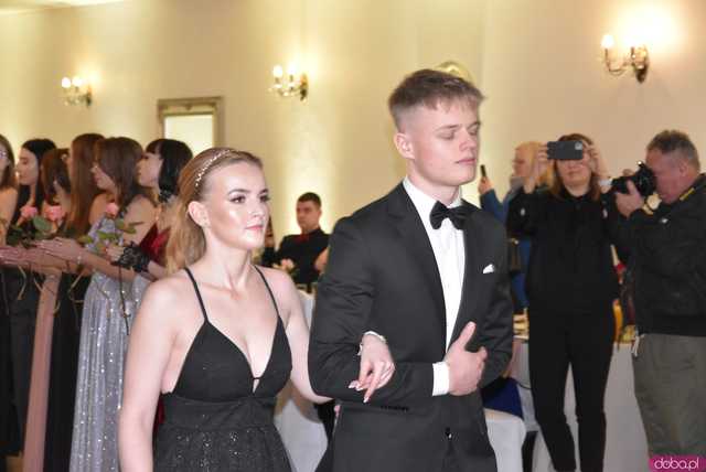 [FOTO] Magiczna noc pełna elegancji i uroku. Maturzyści z Zespołu Szkół w Strzegomiu bawili się na balu studniówkowym