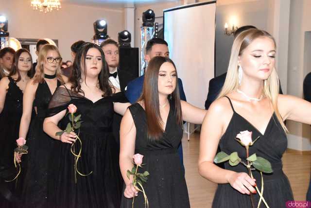 [FOTO] Magiczna noc pełna elegancji i uroku. Maturzyści z Zespołu Szkół w Strzegomiu bawili się na balu studniówkowym