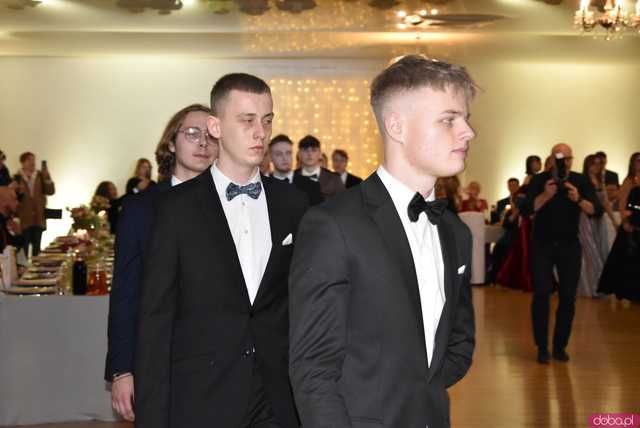 [FOTO] Magiczna noc pełna elegancji i uroku. Maturzyści z Zespołu Szkół w Strzegomiu bawili się na balu studniówkowym