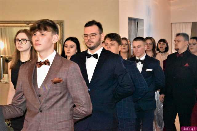 [FOTO] Magiczna noc pełna elegancji i uroku. Maturzyści z Zespołu Szkół w Strzegomiu bawili się na balu studniówkowym