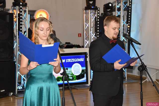 [FOTO] Magiczna noc pełna elegancji i uroku. Maturzyści z Zespołu Szkół w Strzegomiu bawili się na balu studniówkowym