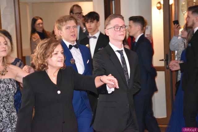 [FOTO] Ten bal zapamiętają na długo! Studniówka Liceum Ogólnokształcącego w Świebodzicach