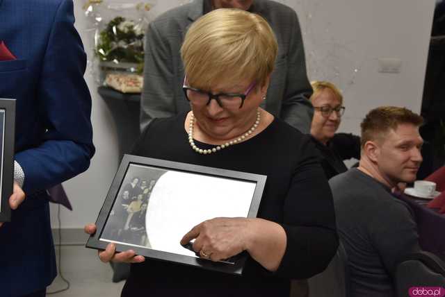 [WIDEO, FOTO] Występy artystyczne, rodzinna atmosfera i moc wspomnień podczas otwarcia nowej stanicy rowerowej i spotkania noworocznego w Wilkowie