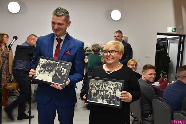 [WIDEO, FOTO] Występy artystyczne, rodzinna atmosfera i moc wspomnień podczas otwarcia nowej stanicy rowerowej i spotkania noworocznego w Wilkowie