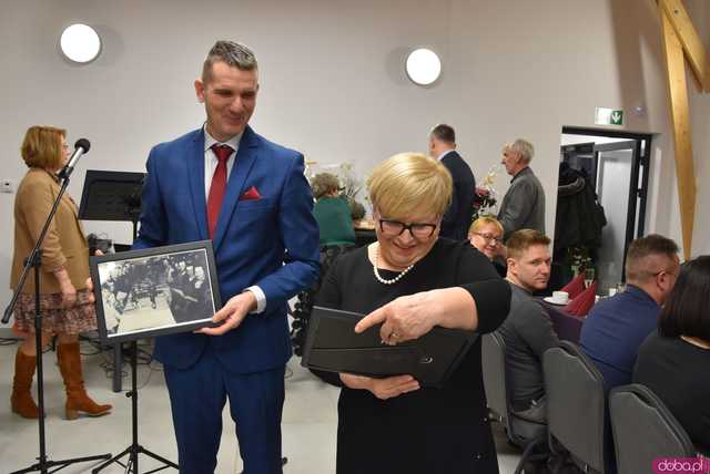 [WIDEO, FOTO] Występy artystyczne, rodzinna atmosfera i moc wspomnień podczas otwarcia nowej stanicy rowerowej i spotkania noworocznego w Wilkowie