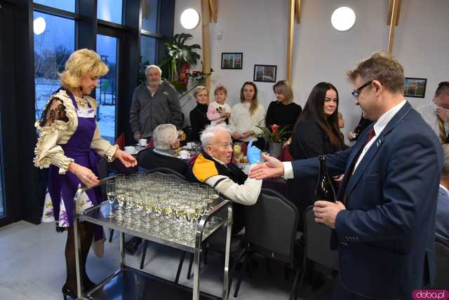 [WIDEO, FOTO] Występy artystyczne, rodzinna atmosfera i moc wspomnień podczas otwarcia nowej stanicy rowerowej i spotkania noworocznego w Wilkowie