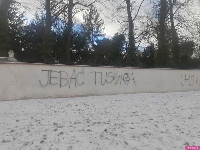 [FOTO] J***ć Tuska. Jest śledztwo w sprawie wulgaryzmów na kościele Pokoju