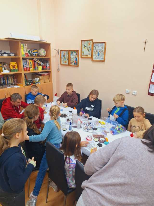 [FOTO] Tworzyli upominki dla babć i dziadków podczas kreatywnej zabawy. Ruszyły warsztaty ŚwiecoweLOVE
