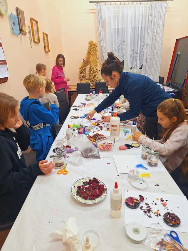 [FOTO] Tworzyli upominki dla babć i dziadków podczas kreatywnej zabawy. Ruszyły warsztaty ŚwiecoweLOVE